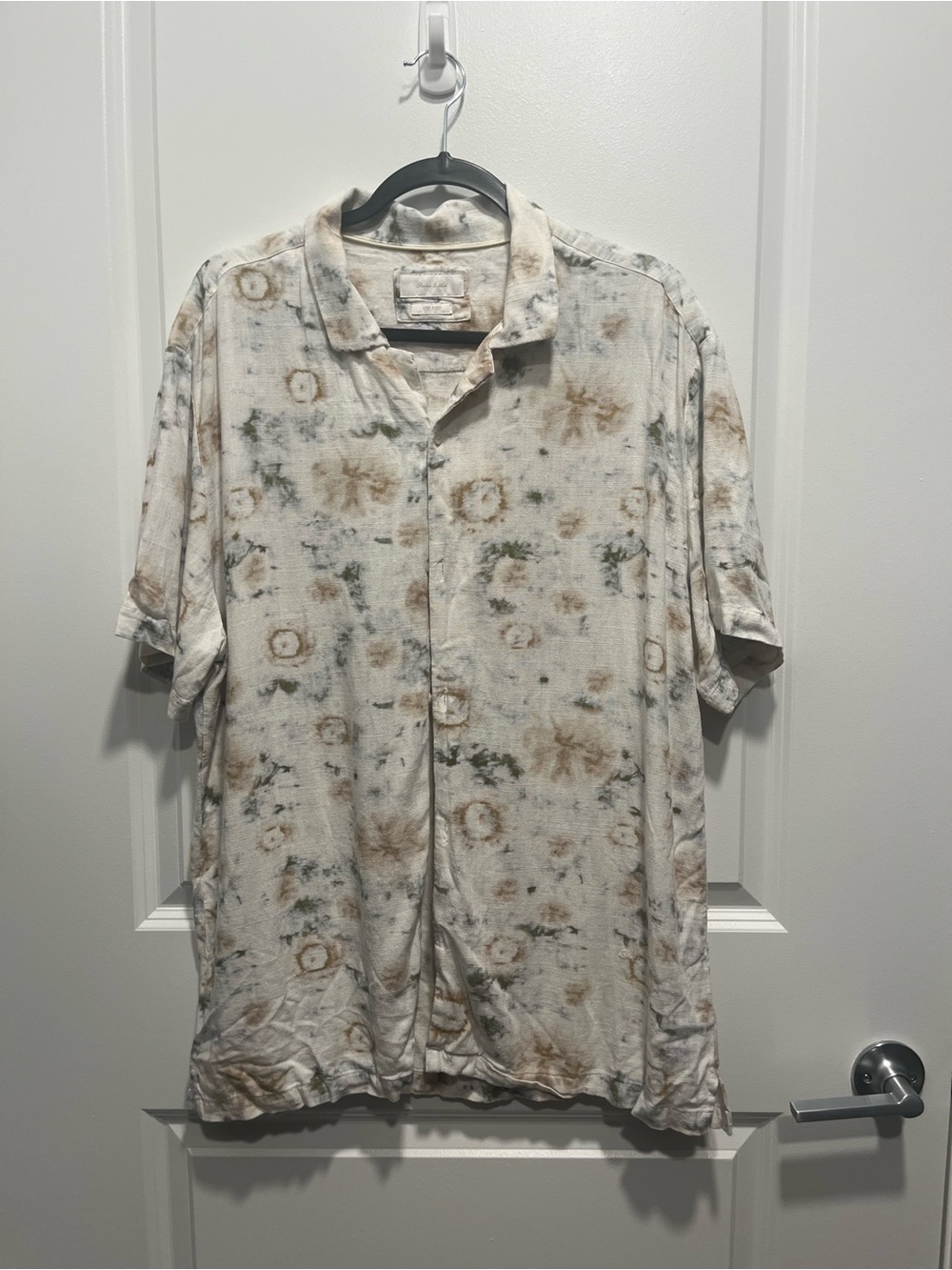 Men's Short Sleeve Button-Down Shirt in Light Beige Tie-Dye